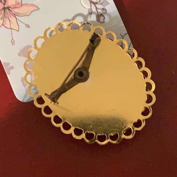 Chrysanthemum carnelian cameo brooch - Picture 4 of 4